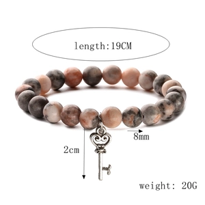 Detailansicht des Naturstein-Armbands mit Vintage-Herzschlüssel-Anhänger und Maßangaben