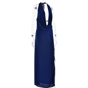 Détail de la robe licou bleu marine avec col bénitier et fente haute sur le côté