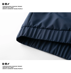 Dettaglio della giacca blu navy da uomo con orlo elastico a coste e cuciture fitte