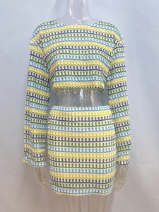 Détail d'un ensemble en crochet coloré avec des motifs ondulés bleus et jaunes