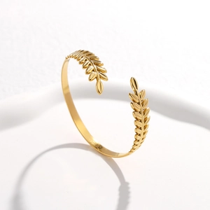 Detailaufnahme des goldenen S925 Silber-Manschettenarmbands mit Blatt-Weizen-Muster