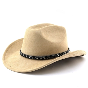 Dettaglio del cappello da cowboy in camoscio kaki con cinturino in pelle intrecciata bicolore