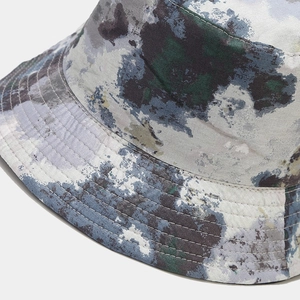 Détail des coutures multicouches sur le bord et imprimé camouflage du chapeau bob