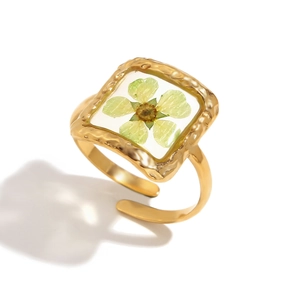 Vintage 18K gold plated stainless steel hammered ring with yellow resin dried flower