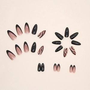 Unghie finte a mandorla con glitter neri, punte french e motivi a onde neri