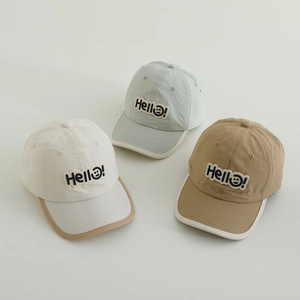 Detaillierte Draufsicht auf drei schnelltrocknende Baseballkappen mit Hello-Stickerei