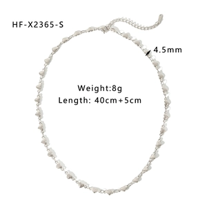 Detailed view of silver heart-shaped chain links with dimensions and specifications