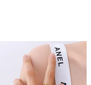 Detailaufnahme eines minimalistischen 18K vergoldeten quadratischen Ringes an der Hand