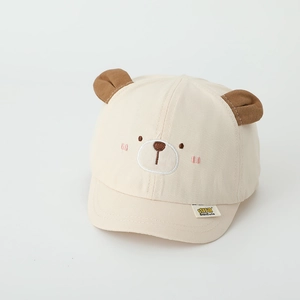 Détail de la casquette bébé en coton avec oreilles d'ours 3D et broderie du visage