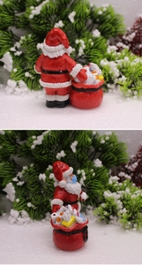 Détail d'une figurine de Père Noël en résine avec masque et fournitures de prévention