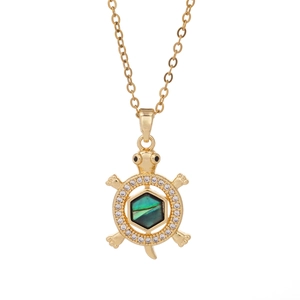 Collier tortue plaqué or 18K avec pendentif en nacre verte et pierres de zircone blanches