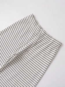Vue macro d'un pantalon en maille rayé avec taille élastique et texture détaillée