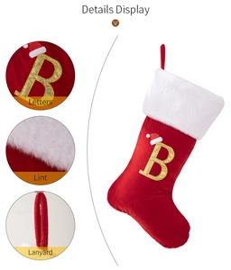 Dettaglio della calza di Natale in velluto rosso con pelliccia bianca e lettera dorata B