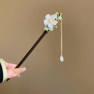 Detail of flower hair pin with white petals and gold tassel drop for Hanfu style