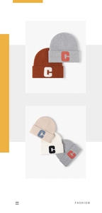 Détail de bonnets en tricot d'hiver en diverses couleurs avec écussons C brodés