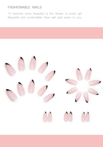 Detalle de uñas postizas almendradas con base rosa nude y puntas francesas negras clásicas