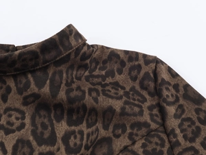 Gros plan sur la texture en daim imprimé léopard de l'encolure de la robe courte