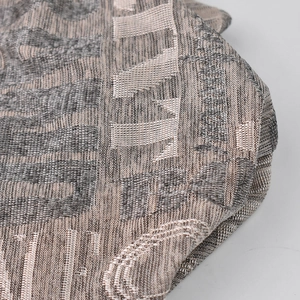Makroaufnahme der Jacquard-Strickstruktur mit Luxus-Buchstabenmuster und Naht