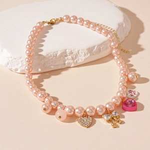 Ras de cou en perles roses avec pendentifs cœur en diamant et nœud élégant