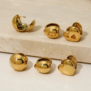Elegante vergoldete Edelstahl-Ohrringe mit Herz- und runden geometrischen Designs
