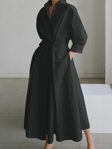 Détail de la robe chemise noire à manches longues avec col et poches latérales