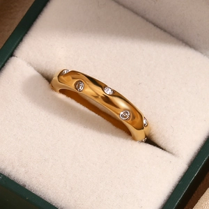 Nahaufnahme von 18K vergoldetem Ring mit Mikro-Diamanten in grüner Schmuckschatulle