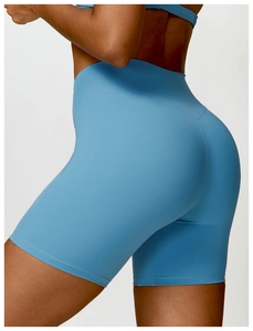 Détail arrière du short de yoga taille haute avec couture en V pour un effet galbant fessier