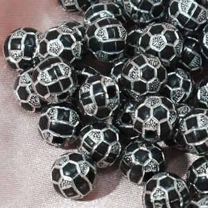 Détail de perles de football en acrylique argent et noir pour création de bijoux