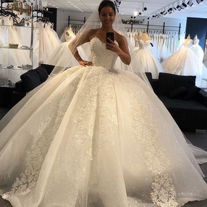 Elegantes weißes Brautkleid mit herzförmigem Ausschnitt, Spitze und langem Tüllschleier