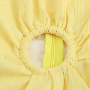 Abito lungo giallo senza maniche in stile dolce con dettagli cut-out e tessuto a pieghe