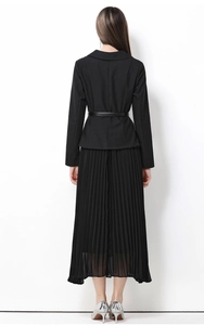 Vue arrière d'une robe plissée noire à manches longues avec ceinture à la taille