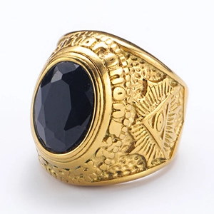 Primer plano de anillo punk con gema negra y grabado del ojo de la providencia
