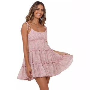 Robe d'été rose à fleurs avec fines bretelles et jupe à plusieurs niveaux chic