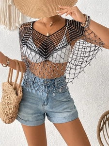 Détail du cache-maillot bohème avec col en V à perles noires et ourlet en maille blanche