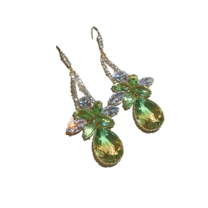 Boucles d'oreilles dorées avec pétales en cristal vert et bleu et gouttes