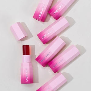 Detailaufnahme des rosafarbenen Farbverlauf-Blushsticks mit klarer Markenbeschriftung.