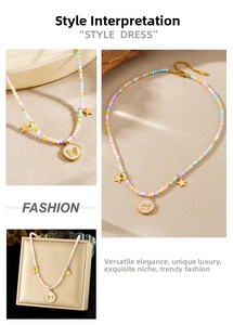 Détails du collier de perles colorées avec pendentif papillon et breloques étoiles
