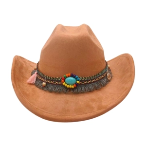 Makroansicht brauner Cowboyhut aus Wildleder mit Ethno-Perlenband und Türkis-Schmuckstein