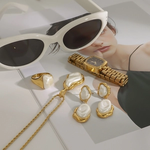 Parure de bijoux en acier doré 18 carats avec perles baroques et style métal liquide