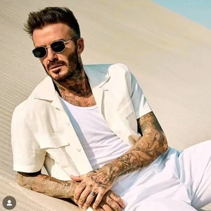 Vintage-Metallsonnenbrille mit Rautenrahmen, getragen von einem Mann im Wüsten-Look