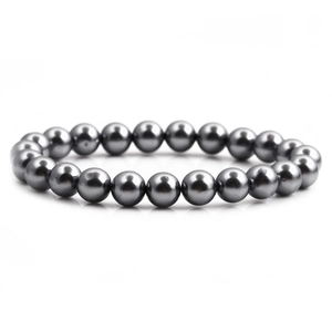 Detailansicht der glatten Gunmetal-Perlen an einem minimalistischen Perlenarmband