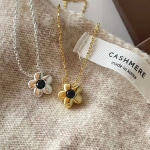 Elegant 925 sterling silver flower necklace in gold and silver with black gemstone