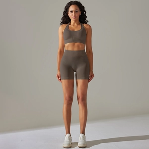 Set yoga senza cuciture con reggiseno sportivo allacciato al collo e pantaloncini