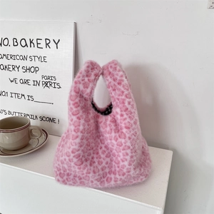 Détail du sac à main en peluche léopard rose avec doublure à carreaux noirs et blancs chic