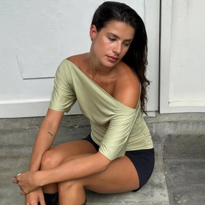 Détail du haut court froncé à une épaule vert clair pour femme sur modèle extérieur