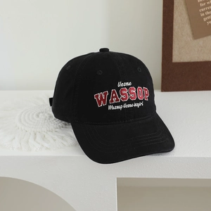 Détail de la casquette de baseball en coton noir avec broderie Wassup rouge et finitions