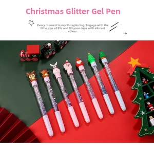 Vista dettagliata di sei penne natalizie con glitter liquidi e decorazioni a tema
