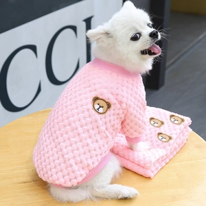 Maglione in pile rosa a scacchi per animali con ricamo a orsetto su un piccolo cane spitz