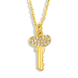Elegante collar con colgante de llave de corazón dorado y cristales en una cadena fina