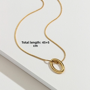 Vue détaillée du collier chaîne serpent dorée avec pendentif ovale, longueur 45+5cm